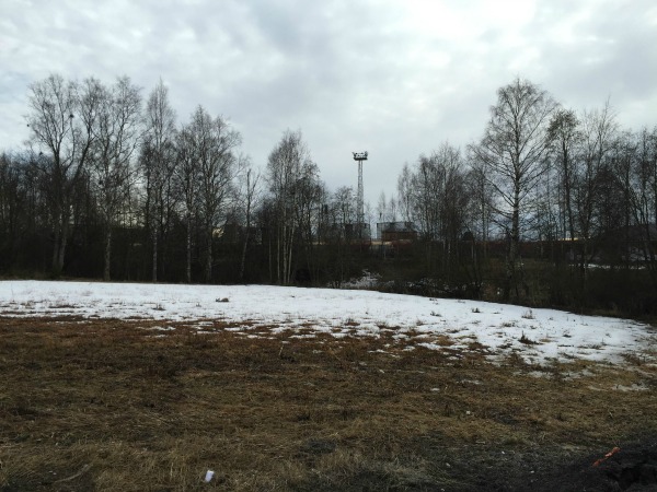 Tämä "peltoalue" on luoman vieressä. Puiden takana näkyy junaradat.