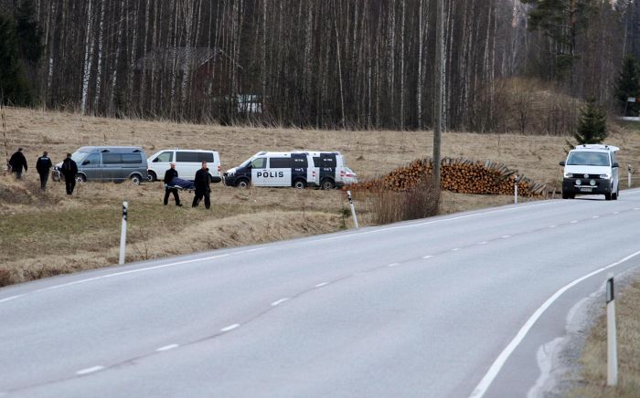 Poliisit löysivät kadonneen Päivi Heikinheimon ruumiin Nikkilästä perjantai-iltana. Kuva Pasi Ylirisku.