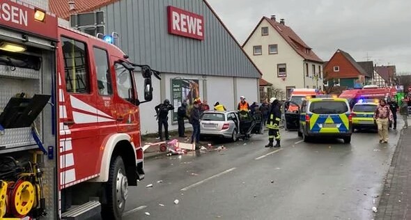 Farmarimersu syöksyi väkijoukkoon Saksan Kasselissa.jpg