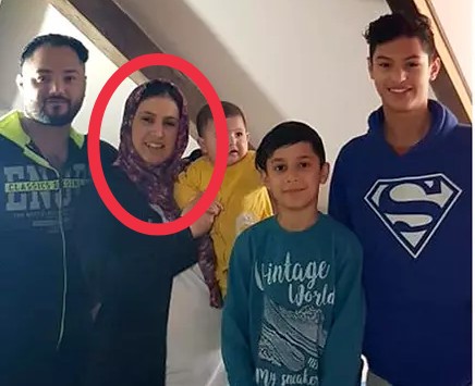 Ahmed, huppuvaimo ja lapset.