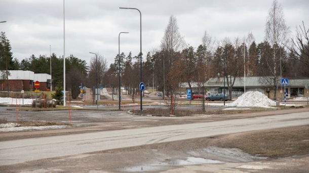 Rautjärven kylänraitti on usein hiljainen. Kuntaan kaivattaisi kipeästi lisää väkeä. Kalle Purhonen / Yle