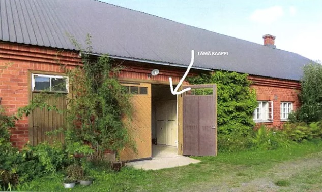 Siskon hevostallille vietiin epäilyjen mukaan 16 000 euroa huumerahaa noudettavaksi. Kuva: Poliisi