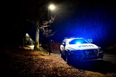 Poliisivolvo. Poliisit kampasivat aluetta mm. hylsyjen löytämiseksi.