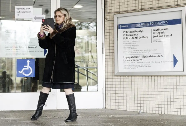 Kansanedustaja Päivi Räsänen otti matkapuhelimella itsestään selfien mennessään kuulusteluihin Pasilan poliisitaloon Helsingissä maanantaina.Roni Rekomaa/ Lehtikuva