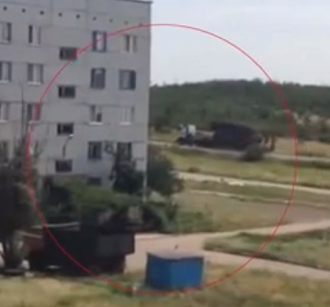 BUK-ohjuslavetin kuljetus kuvattiin videolle Zuhresissa. Kuvakaappaus.