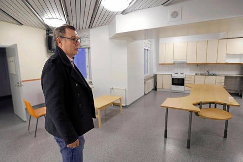 Valolinnan vastaanottokeskuksen johtaja Marko Lehto esitteli vastaanottokeskuksen keittiötiloja marraskuussa 2015. Kuva Sami Lettojärvi.
