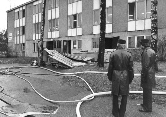 Poliisit päivystivät kirjapaino Kursiivin ulkopuolella Lauttasaaressa marraskuussa 1977. Kuva: PENTTI KOSKINEN HS
