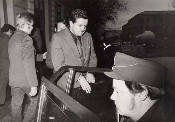 Pekka Siitoin kuljetettiin käsiraudat käsissä oikeudenistunnosta 19. joulukuuta 1977. Kuva: PENTTI NISSINEN