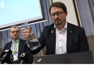 THL pääjohtaja Markku Tervahauta (vas) ja terveysturvallisuusosaston johtaja Mika Salminen.png
