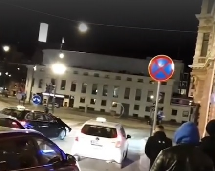 Monikulttuuria taksin ratissa ja konepellillä