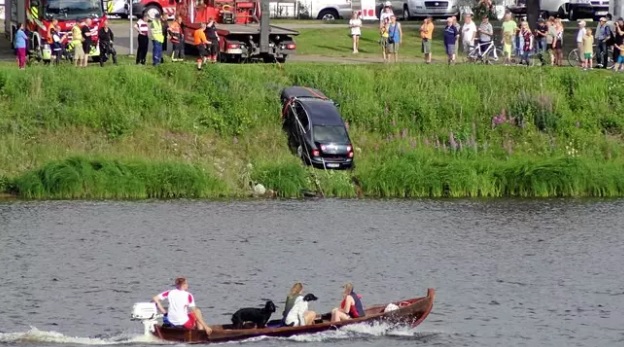 Roi auto ylös joesta.jpg