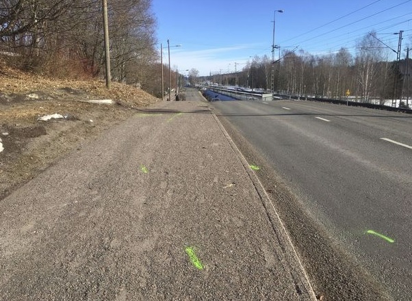 Päihtyneenä rattiin hypänneen miehen auto ajautui jalkakäytävälle, jolla espoolaisnainen ulkoilutti koiraansa. Poliisi merkitsi yliajajan reitin katuun. LUKIJAN KUVA