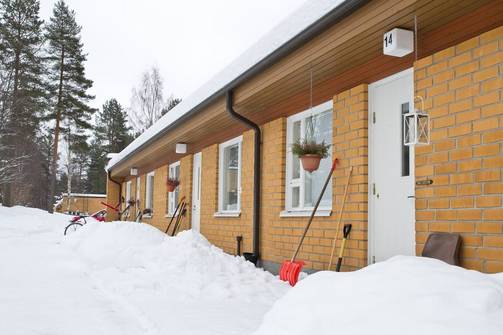 Käräjäoikeuden mukaan joensuulainen mies puukotti äitinsä tämän rivitaloasunnossa Lieksassa. Murhasta syytetty 28-vuotias kiistää teon. (SINI HOLLSTRÖM)