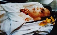 Dahmer ruumishuoneella, oli hänen pääkallonsa vuoro murskaantua.jpg
