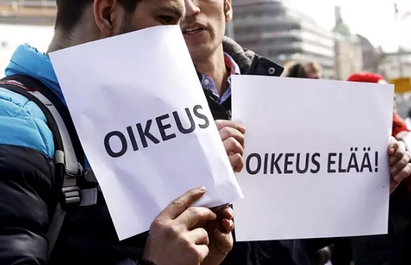 Mielenilmaus turvapaikanhakijoiden puolesta Eduskuntatalon edessä huhtikuussa 2018. Kuva: RONI REKOMAA / LEHTIKUVA
