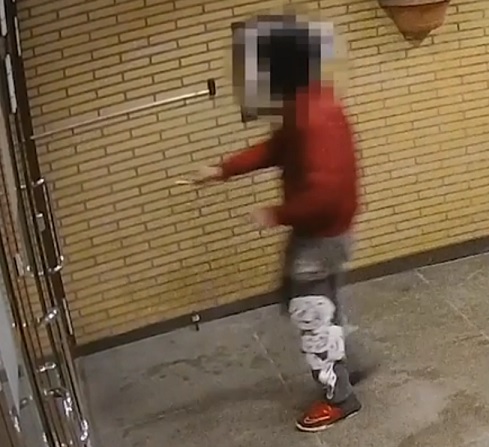 Kouvola_epäilty_menossa_taloon.jpg