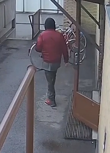 Kouvola_epäilty_poistuu_talosta.jpg