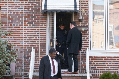 Poliisit Dyker Heights -rikospaikalla tuoreeltaan 150420.jpg
