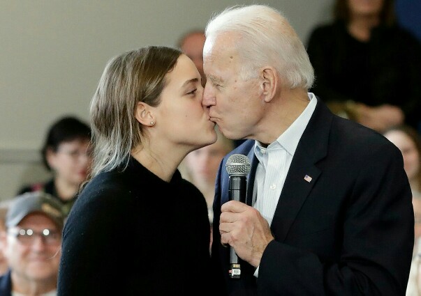 Symppis Joe Biden pusuttaa lapsenlastaan Finnegan Bidenia.jpg
