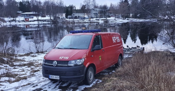 Pelastuslaitoksen ajoneuvo ja venetraileri oli ajettu torstai-iltana Perhonjoen rantaan Rödsössä Kokkolassa. Kuva Jukka Anias. KP 4.4.2020