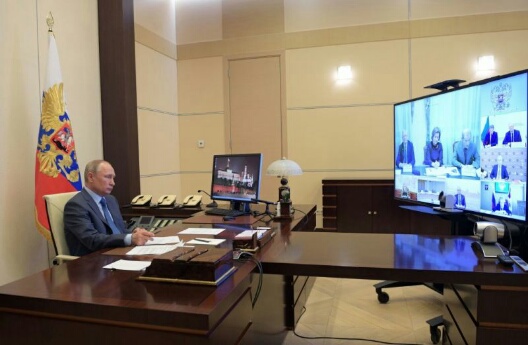 Putin isännöi videokonferenssin COVID-19 -tilanteesta Novo-Ogaryovo residenssistä Moskovan liepeessä.jpg