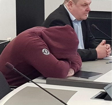 Syytetty peitti kasvonsa oikeudessa.