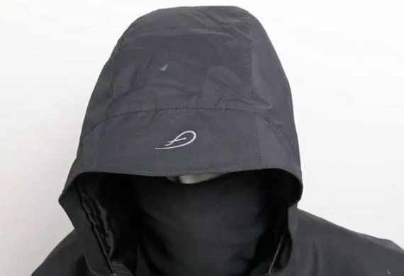Syytetyn kotoa löydetty takki ja putkihuivi. Uhrin tililtä tuhannen euron nostoa yrittänyt henkilö käytti samanalaisia vaatteita. Kuva: POLIISI