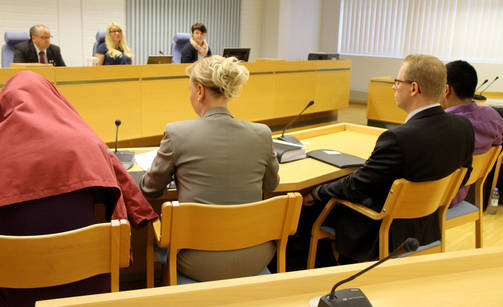Surmaa käsiteltiin Oulun käräjäoikeudessa tiistaina. Syytetyt kuvan vasemmassa ja oikeassa reunassa.