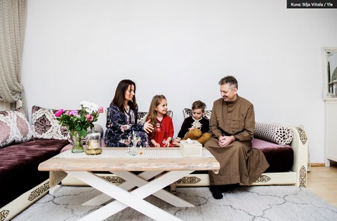 Nadia, Lilya, Rayan ja Mathias Hellsten juhlistavat ramadanin päättymistä. Tällä kertaa perhe juhlii koronavirustilanteen vuoksi kotonaan.Silja Viitala / Yle