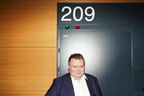 Alibin ja Hymyn päätoimittaja Mika Lahtonen käy työnsä takia usein Helsingin käräjäoikeudessa. Kuva: SAMI KERO / HS