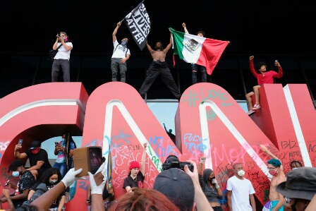 CNN pääkonttori ja tukijoukkoja.