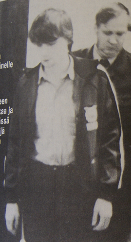 Surmaaja Jukka Väinämö Laurikainen saapumassa oikeudenjakoon. Kuva Alibi 2/84.