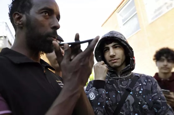 Ardar (keskellä) kertoo juhannuksen olleen synkkä. Hänen ystävänsä hukkui lauantaina Hietaniemen rannalla. Asiasta uutisoi myös HS, ja nuoriso-ohjaaja Omar Abdi (vas) kertoo olevansa tietoinen tapahtuneesta. Oikealla Arda Savci. Kuva: LIISA TAKALA
