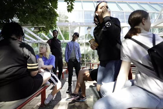 Lissel Riispapp (vas), Iida Silvennoinen, nuoriso-ohjaaja Omar Abdi, Harun Abdiqadir Mohamed, Jonna Savilaakso ja Kiia Markkula juttelivat juhannuksen tapahtumista kulttuurikeskus Stoan edessä. Kuva: LIISA TAKALA