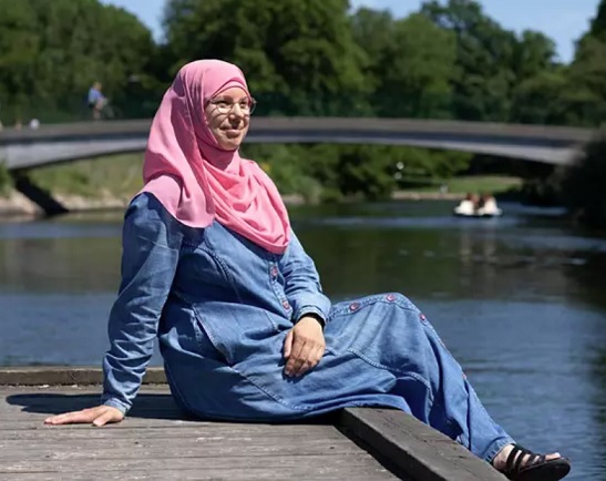 Sumayya Khalil elättää nykyään itsensä Muslimträff-sovelluksen avulla. Kuva: JACOB CRAWFURD