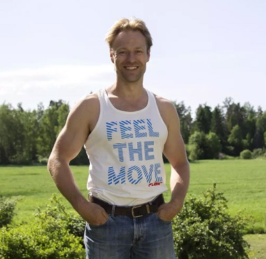 Erkki Koistinen, 41, on kirvesmies ja 11-henkisen Koististen sisarusparven viidenneksi nuorin. Hän asuu Eurassa vaimonsa ja kahden koiransa kanssa. Kuva: TOMI GLAD