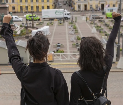 Ilmaan kohotetusta nyrkistä on tullut Black Lives Matter -liikkeen symboli. Matti Myller / Yle