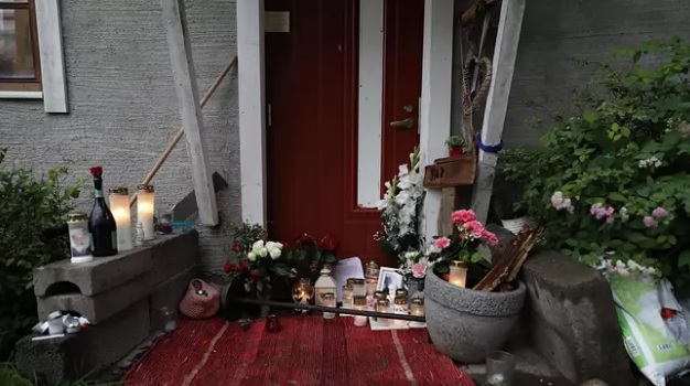 Muistokynttilöitä tekopaikalla. Kuva: Kalle Parkkinen / IS