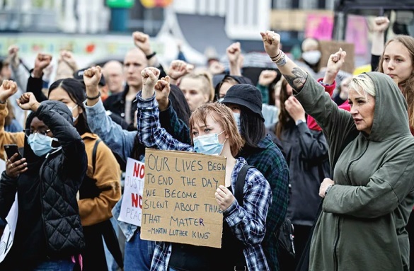 Black Lives Matter -mielenosoitus Kuopion kauppatorilla keräsi runsaasti väkeä. Kuva Tuire Punkki. Tunnistatko muutes itsesi tai kaverisi kuvasta?