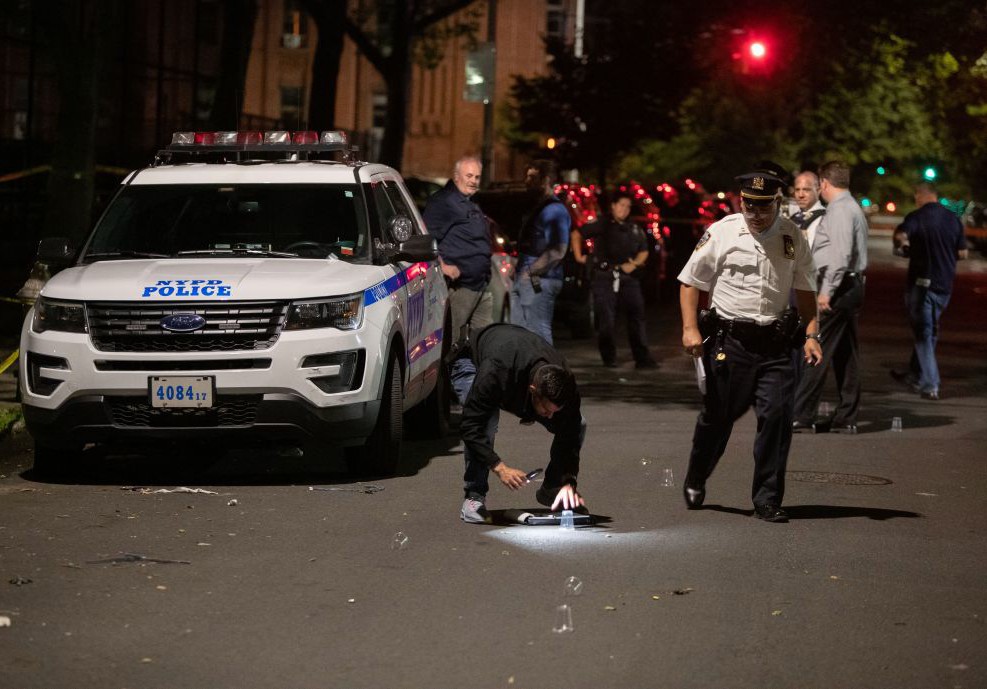 Poliisi tutkii rikospaikkaa, Raymond Bush Playground, Brooklyn.jpg