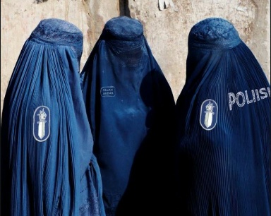 Ministeri Ohisalon ja poliisihenkilö Taposen uuden ajan kivapoliisien iskuryhmä.jpeg