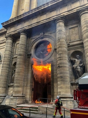 St Sulpicen kirkko liekitettiin Pariisissa 17.3.2017.jpg
