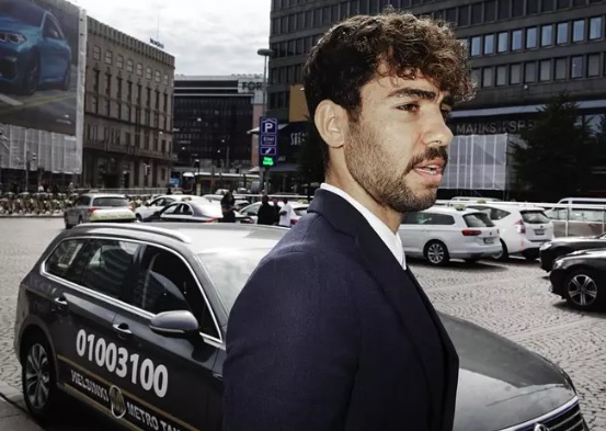 Naael Al-badri saapui Asema-aukiolle kolmelta iltapäivällä, mutta arvelee saavansa ensimmäisen asiakkaansa vasta kuuden tienoilla. Kuva: JONNE HEINONEN / HS