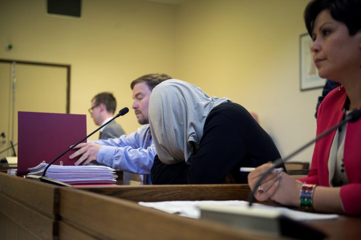 Azimi ei muslimina sentään vaatinut muitakin henkilöitä peittämään päänsä oikeussalissa. Jos olisi, niin siihen olisi suostuttu, koska muuten hän olisi loukkaantunut.