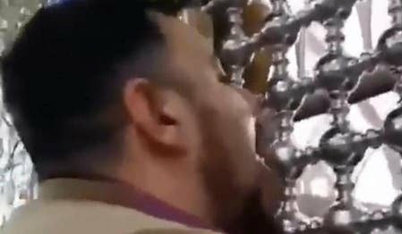 islamilaisille lajityypillistä esineen nuoleskelua pandemian keskellä.jpeg