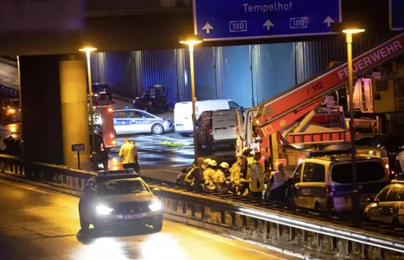 Islamistisesta iskusta epäilty kuljettaja aiheutti tahallaan useita auto-onnettomuuksia Berliinissä tiistaina.<br />Kuva: Paul Zinken / DPA