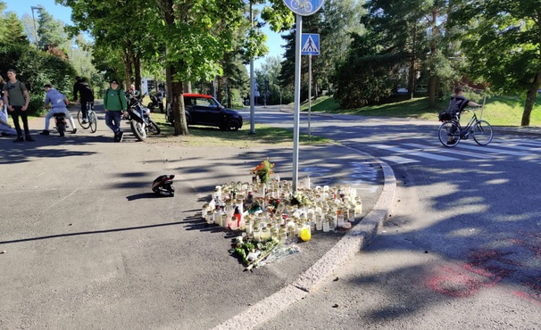 Soukka kukkia kynttilöitä.jpg