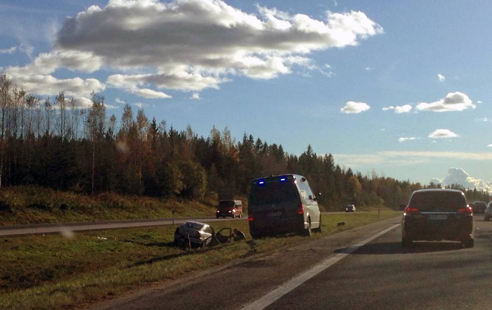 Välikohtaus nelostiellä sunnuntaina päivällä. Kuva: Leena Vepsäläinen