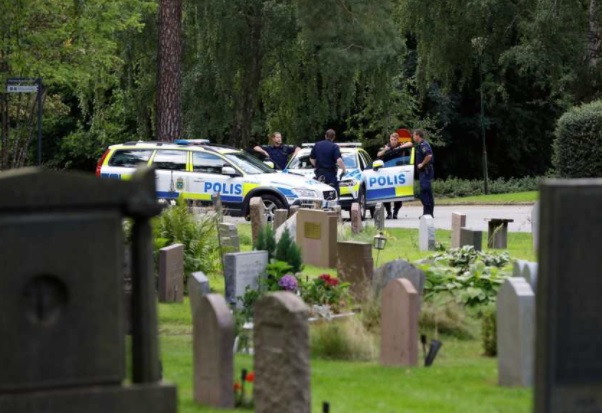 Hautausmaan rauha on rikkoutunut.