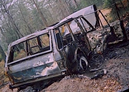 RAV-1 kilpinen tummanvihreä Range Rover "varastettiin" ja poltettiin. Kuvakaappaus YLE:n dokumetista.